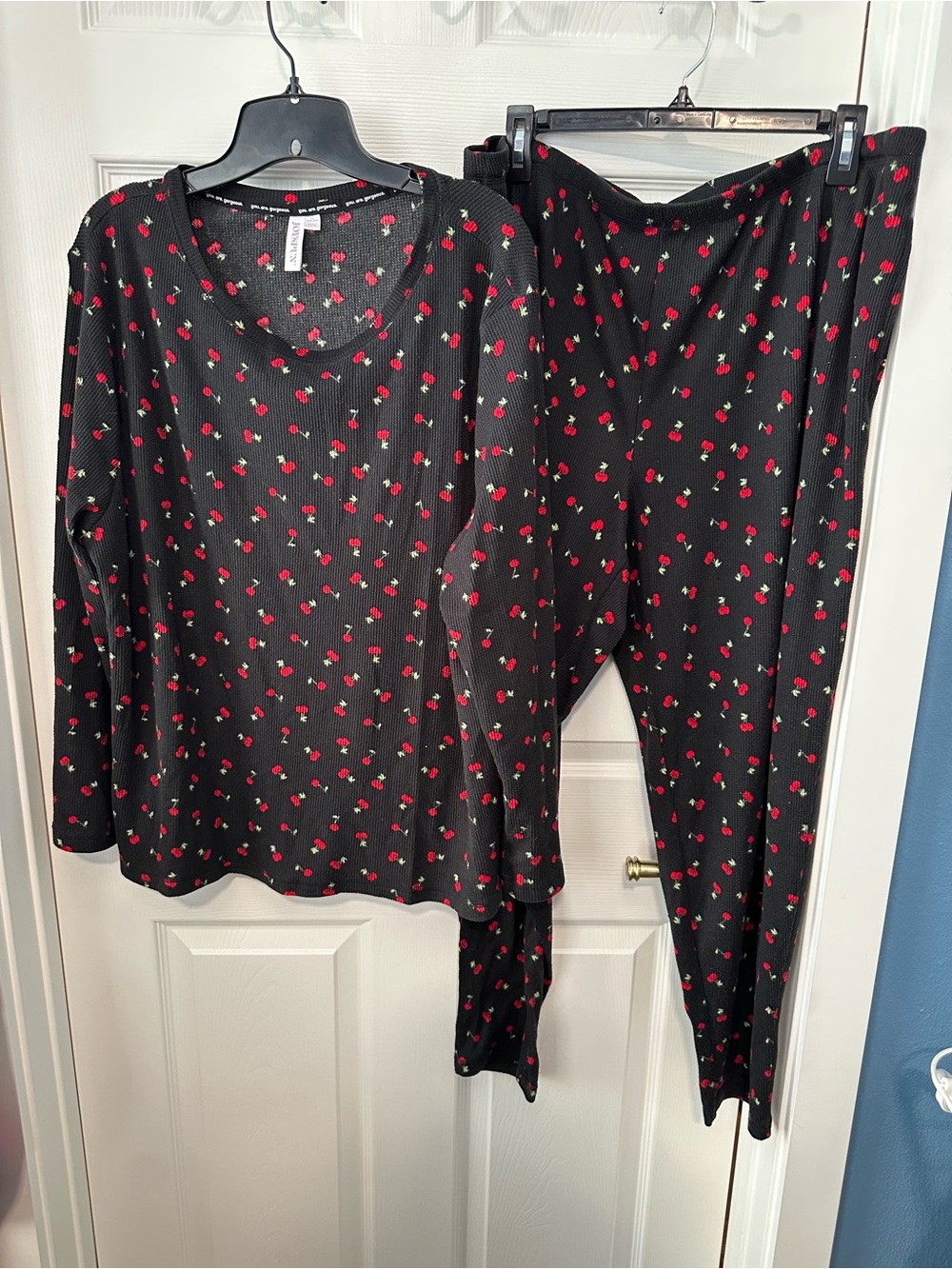 JoySpun Black Cherry Thermal set - Red Cherry Print